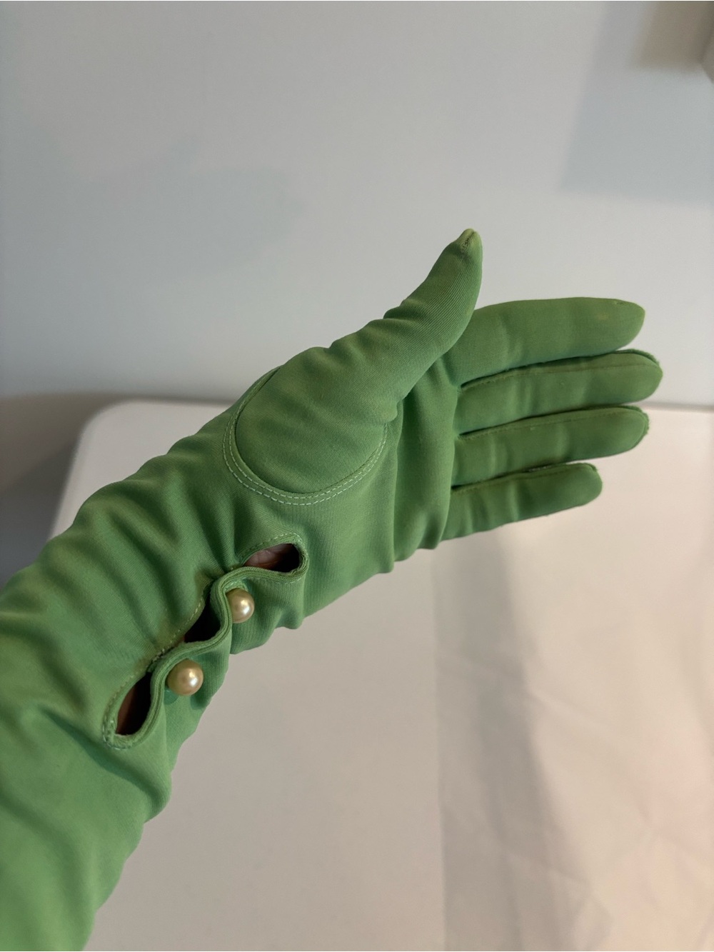 Vintage 1950s Green long opera Gloves sz 7-7 1/2 faux Pearl closure mid century